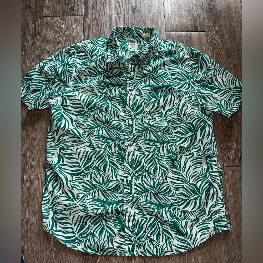 Levi’s leaf button down 🌿